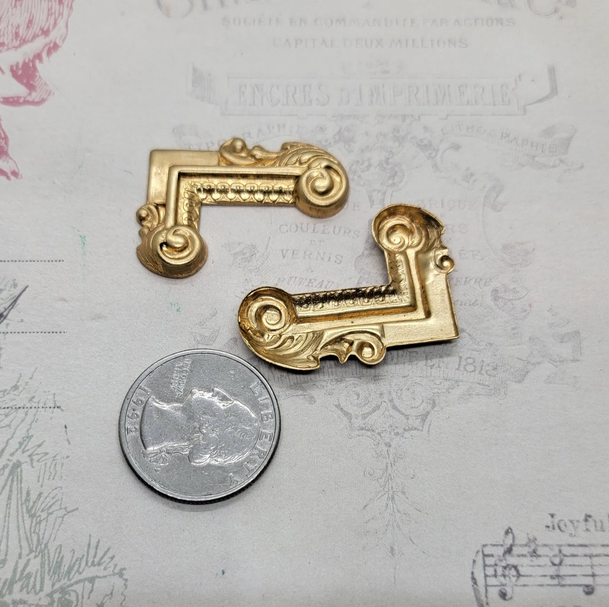 Ornate Brass Corner Embellishment Findings x 2 - 6471LRRAT