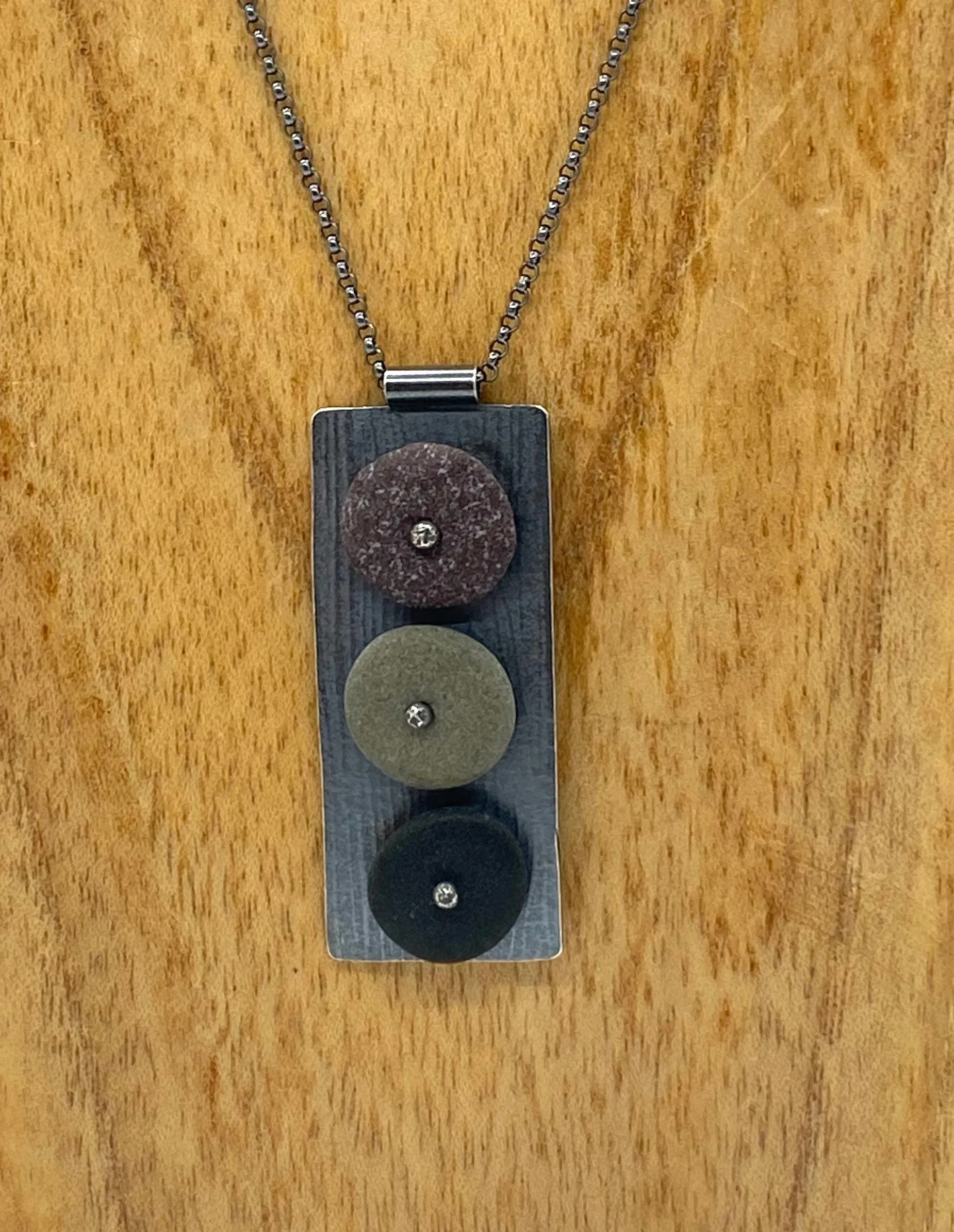 Wood grain rock pendant stoplight